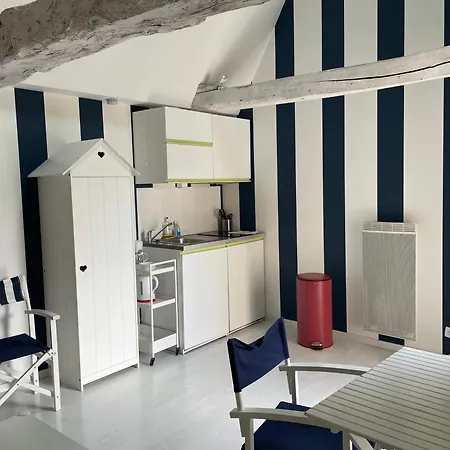 Lägenhet Deauville Duplex 1er Etage Dans Centre Jardin Amenage Commun Proche Des Plages Du Debarquement- Parking Gratuit A Proximite Bayeux